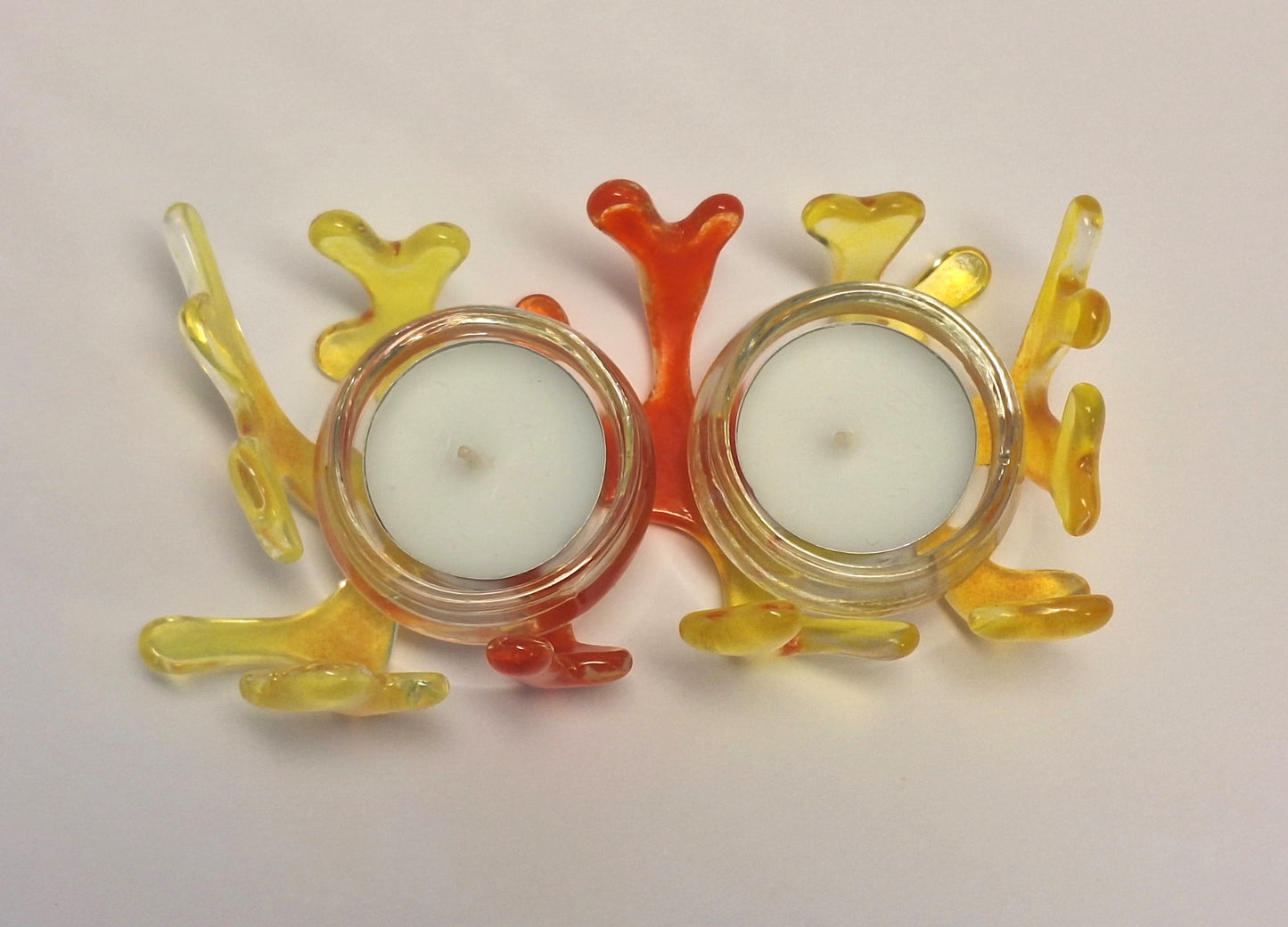 Handgjord värmeljusstake av glas-orange och gul